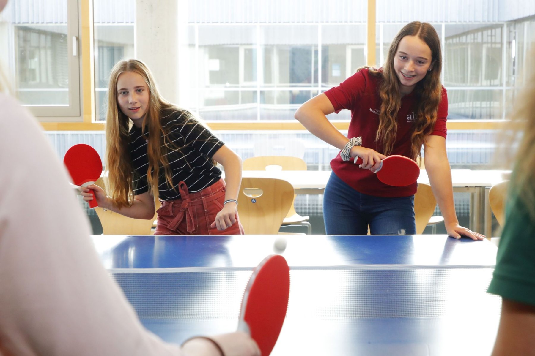 Schülerinnen beim Tischtennis spielen im Internat