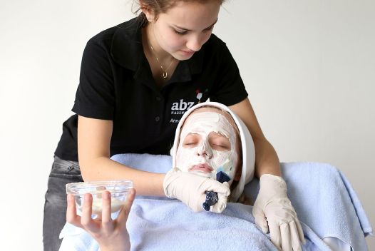 Schülerinnen beim Auftragen einer Gesichtsmaske