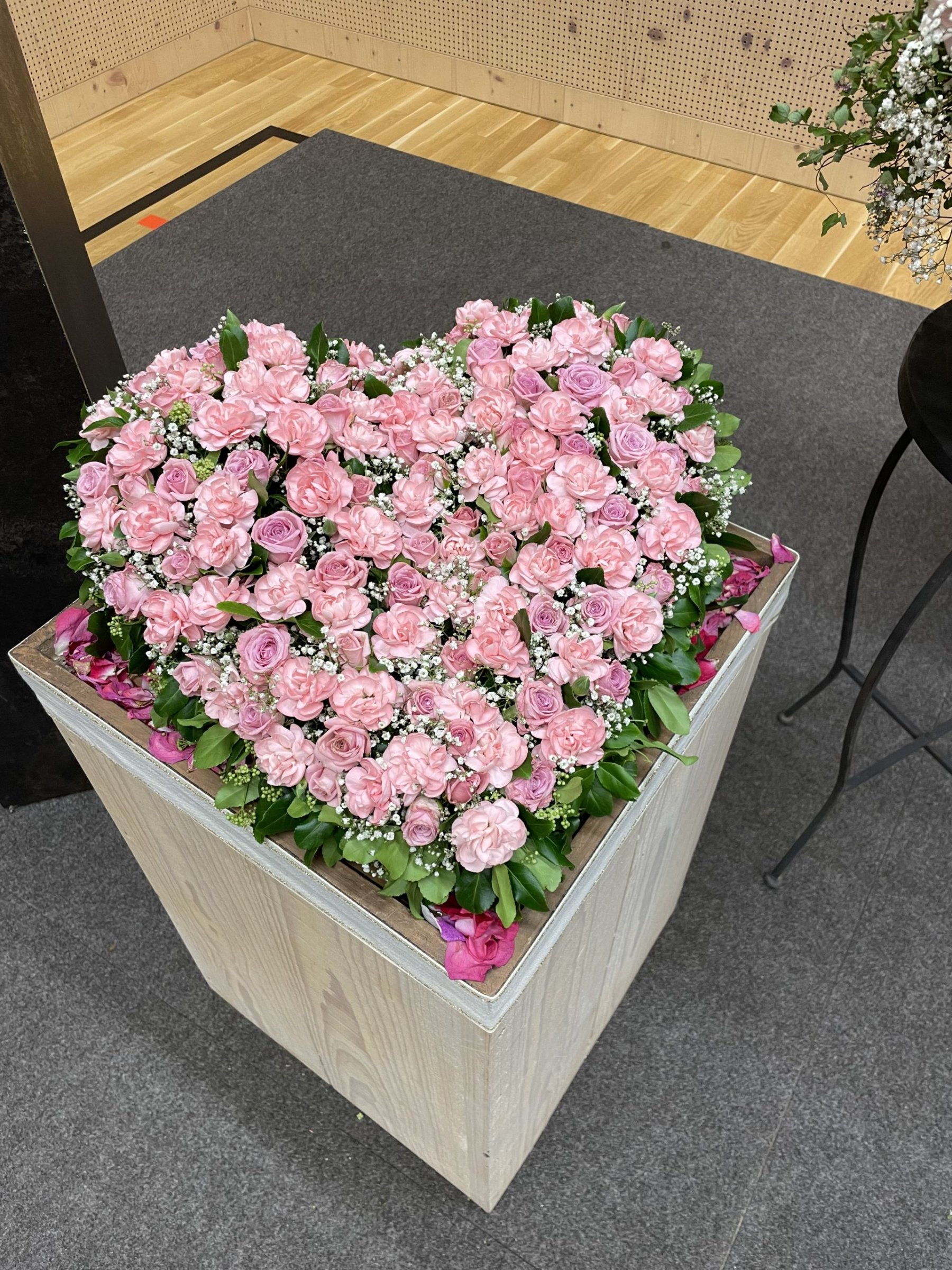 Blumengesteck Herzform mit rosaroten Blumen
